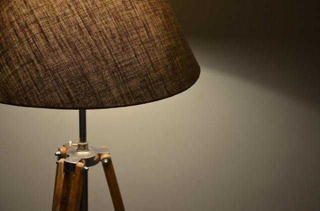 Drewniane lampy do domu – światowy trend w modnych wnętrzach